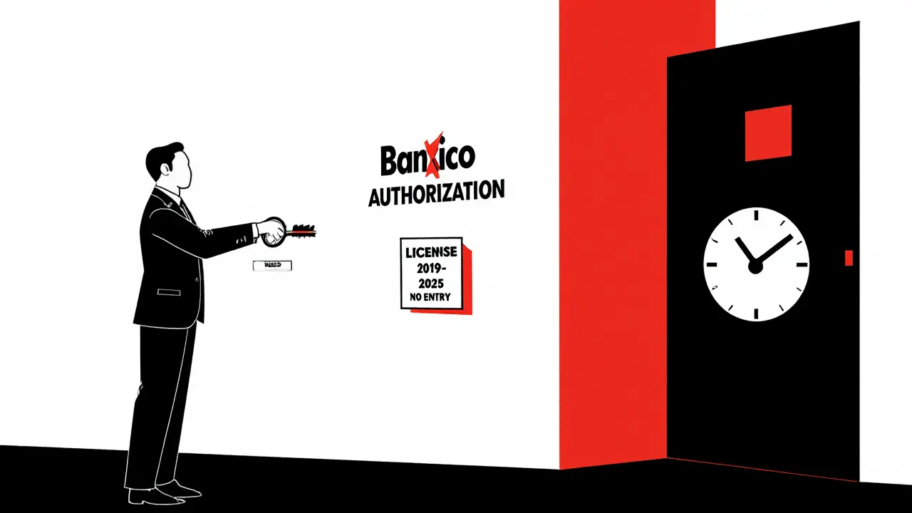 Un agent tient une clé face à une porte verrouillée marquée &#039;Banxico&#039;.